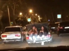 Экстремальные развлечения двух девушек в багажнике попали на видео в Пятигорске