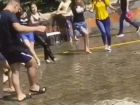 Групповой танец с обливаниями водой устроили молодые люди на улицах Пятигорска