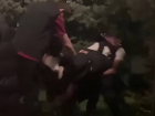 Агрессивная потасовка парней с сотрудниками полиции в Ставрополе попала на видео