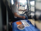 Бесплатную раздачу конфет пассажирам автобуса устроил щедрый водитель в Ставрополе