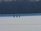 Ставропольчан шокировали кадры прогулки детей по хрупкому льду озера в Ессентуках