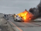 Два человека пострадали при возгорании автомобиля на трассе возле Железноводска 