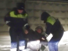 Лежавшего без сознания в снегу мужчину спас наряд ДПС на Ставрополье 