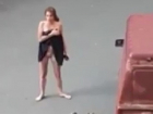 Неадекватная полуголая девушка пыталась залезть в чужие машины в одном из дворов Ставрополя и попала на видео