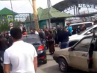 «Над людьми издеваются»: арендаторы вынуждены толпиться у ворот пятигорского рынка «Лира» 