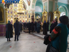 Без масок и дистанции — утренние литургии собирают толпы народа в Ставрополе