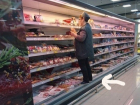 Продавщица с ногами залезла на продуктовую полку в Пятигорске