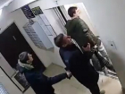 Два гопника разбили лифт и пытались подраться со сделавшим им замечание парнем на Ставрополье