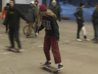 Подросток практиковал трюки на скейте в торговом центре Ставрополя 