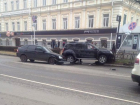 "Приора" и "Дастер" столкнулись и снесли ограждение возле ЦУМа в Ставрополе