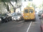 Наглый маршрутчик объехал «пробку» перед светофором через «сплошную» в Ставрополе и попал на видео