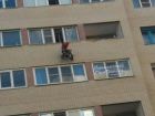 Висящая детская коляска из окна многоэтажного дома удивила очевидцев из Ставрополя