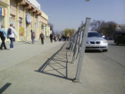Плохо закрепленное дорожное ограждение завалилось на дорогу в Кисловодске