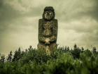  Скифскую статую для странных ритуалов неизвестные наряжают в платья и халаты в ставропольском ботаническом саду