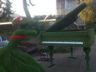 Необычная зеленая дама с пианино скоро появится на одной из улиц Ставрополя