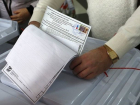 Молодой мужчина попытался вбросить пачку бюллетеней в урну на избирательном участке в КЧР