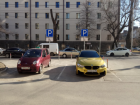 Паркуюсь как хочу: эксклюзивный золотой "БМВ" с "крутыми" номерами занял место для инвалидов в центре Ставрополя