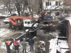Огромное дерево упало на припаркованную во дворе иномарку в Пятигорске