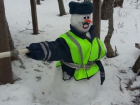 Снежный "гаишник" направлял водителей рядом с местом дуэли Лермонтова в Пятигорске 