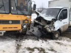 В школьный автобус с детьми врезалась грузовая «Газель» на Ставрополье