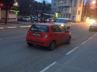Звездой назвали припарковавшую посреди дороги автомобиль женщину в Кисловодске