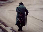 Агрессивная бабушка-попрошайка угрожает автомобилям жителей  Ставрополя