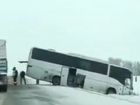 Рейсовый автобус снесло метелью в кювет на Ставрополье 