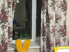 Появились фотографии квартиры и окна, откуда выпал двухлетний мальчик в Ставрополе 
