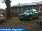 Паркуюсь как хочу: «находчивый» автохам припарковался прямо на газоне в центре Ставрополя
