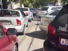 Десятки водителей попали в пробку на платной парковке возле ЦУМа из-за неисправного паркомата в Ставрополе