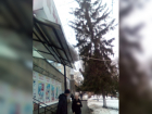 Глыба замерзшего льда свисает с козырька магазина в центре Ставрополя,- житель