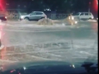 Бурлящий гейзер на перекрестке возмутил очевидцев в Ставрополе и попал на видео