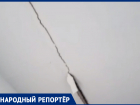 «Происходит что-то нехорошее»: трещины в потолке подъезда многоэтажки в Минводах обеспокоили жильцов