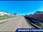 На новый тротуар на улице Тюльпановой в Ставрополе невозможно пройти из-за сплошного забора