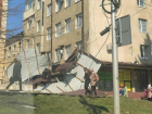 На улице Ленина в Ставрополе огромный кусок кровли был снесен ветром