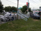 Иномарка снесла ограждение после столкновения на "заговоренном" перекрестке в Ставрополе