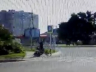 Смешное падение велосипедиста-нарушителя после пересечения "зебры" попало на видео в Ставрополе