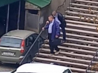 Летящей походкой? Двойника главврача Кировской Рб засняли мертвецки пьяным на ступеньках учреждения