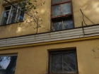 Управляйка в Ставрополе «утеплила» на зиму разбитые окна многоэтажки полиэтиленом