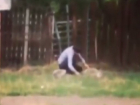 Странное поведение молодого мужчины с упорными поисками в траве на Ставрополье попало на видео