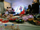 На новогоднем арт-базаре ставропольцы учились делать Деда Мороза из ваты