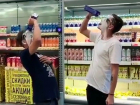 Наглые подростки обливались молоком в супермаркете и попали на видео на Ставрополье