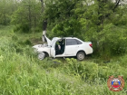 Автомобиль с людьми опрокинулся и наехал на дерево на Ставрополье: есть погибшая и пострадавшие 