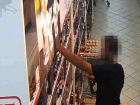 Прилично одетый молодой человек попал на видео во время кражи бутылки алкоголя в Ставрополе