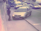 Появилось видео комичного столкновения девушки за рулем "Рено" со столбом в Ставрополе