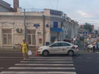 Пошедшего по "зебре" впереди родственницы 9-летнего мальчика сбил белый "Фольксваген-Поло" в Ставрополе