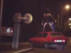 «Смотри, как я могу»: опасное развлечение на крыше движущегося авто попало на видео в Пятигорске 