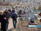 "В современной стране с огромными ресурсами люди вынуждены собирать еду на кладбище", - ставропольчанка о "собирателях конфет" на Радоницу 