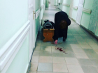Кровь с пола в больнице Пятигорска вытирала пожилая женщина после обморока