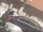 "Сильные и независимые": застрявшие на "Мерседесе" девушки пытались завести авто и попали на видео в Ставрополе
